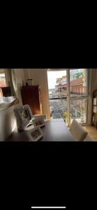 um quarto com uma mesa e uma grande janela em Punta umbria sol y mar em Punta Umbría
