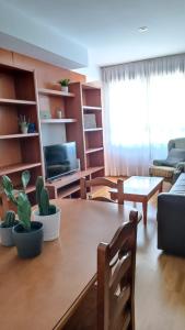 sala de estar con mesa y sofá en LC Gavín - PARKING GRATIS, en Zaragoza