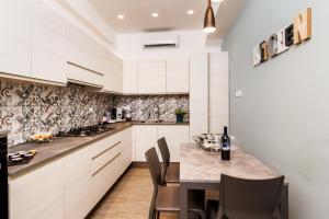 Кухня или кухненски бокс в Blue Apartment Messina