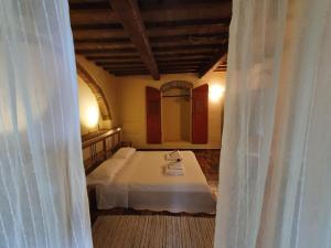 um quarto com uma cama com uma mesa branca em Agriturismo Palareta em Montecatini Val di Cecina