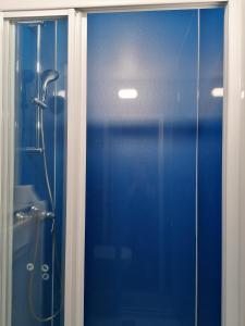 baño con ducha y puerta de cristal en Kyriad Direct Martigues en Martigues