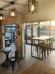 a dining room with a table and chairs at Kyriad Direct Martigues in Martigues