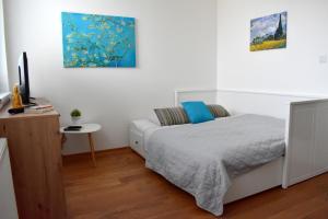 Un pat sau paturi într-o cameră la Airstay Prague apartment: Grebovka