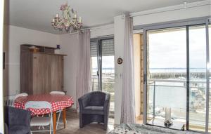 サン・カスト・ル・ギドにあるBeautiful Apartment In Saint Cast Le Guildo With Kitchenのダイニングルーム(テーブル付)が備わり、海の景色を望めます。