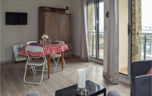 サン・カスト・ル・ギドにあるBeautiful Apartment In Saint Cast Le Guildo With Kitchenのリビングルーム(テーブル、椅子付)