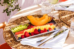 ein Tablett mit Obst auf dem Tisch in der Unterkunft Hôtel La Tartane Saint-Tropez in Saint-Tropez