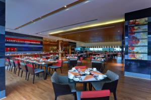 Novotel Chennai Sipcot餐厅或其他用餐的地方