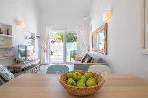 una cesta de manzanas sobre una mesa en la sala de estar en Casa Capricho, en Puerto del Carmen