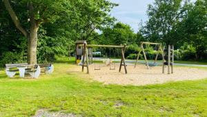 Ein Kinderspielbereich in der Unterkunft Ferienhaus Vienna am Kronensee