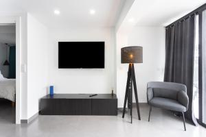 ロス・レアレホスにあるEl Drago Apartment, Amazing Ocean & Cliff Viewのリビングルーム(テレビ、椅子付) +16枚の写真