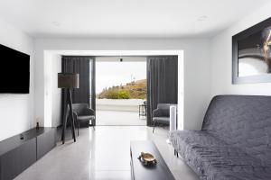 ロス・レアレホスにあるEl Drago Apartment, Amazing Ocean & Cliff Viewのソファとテーブルのあるリビングルーム