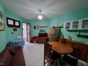 薩利諾波利斯的住宿－Salinópolis - Apartamento Varandas do Atlântico，一间带桌子的客厅和一间厨房