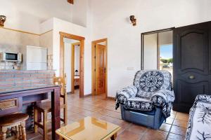 - un salon avec une chaise et une cheminée dans l'établissement Casita Torre de Meca 1 Sin Piscina, à Los Caños de Meca