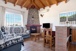 - un salon avec un canapé et une cheminée dans l'établissement Casita Torre de Meca 1 Sin Piscina, à Los Caños de Meca