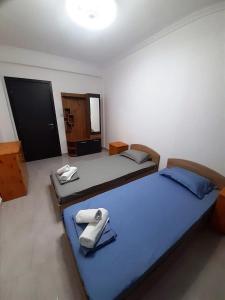 Ein Bett oder Betten in einem Zimmer der Unterkunft OURANIA APARTMENT