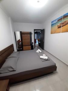 Ein Bett oder Betten in einem Zimmer der Unterkunft OURANIA APARTMENT
