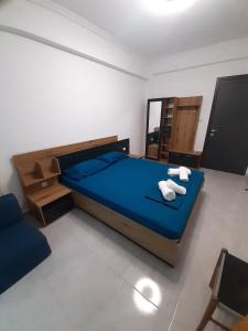ein Schlafzimmer mit einem Bett mit zwei Handtüchern darauf in der Unterkunft OURANIA APARTMENT in Asprovalta
