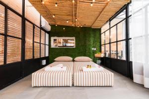 A bed or beds in a room at Essential suite Még 23 kép