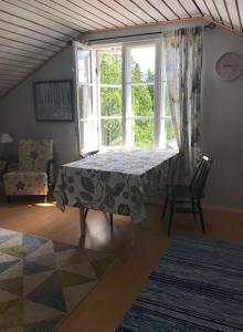 uma sala de estar com uma mesa e uma janela em Päivin pirtti - Pirttikahvila ja B&B em Luosto