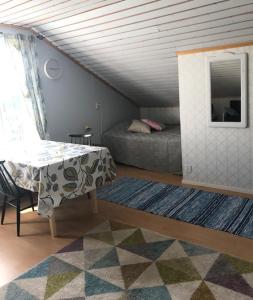 Posezení v ubytování Päivin pirtti - Pirttikahvila ja B&B + 4 fotografie