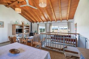 a kitchen and dining room with a table and chairs at Casa Andrea in Barbate