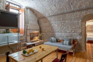 un soggiorno con un tavolo e un divano di Il Quinto Elemento - Residence Of Charme a Ostuni Altre 37 foto