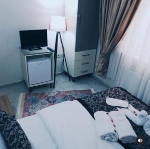 Télévision ou salle de divertissement dans l'établissement YAĞIZ OTEL