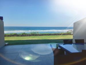 d'une terrasse avec vue sur l'océan. dans l'établissement Modern & Luxurious Beachfront Villa, à Ballito