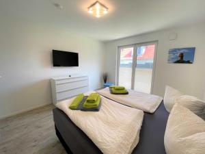 Un pat sau paturi într-o cameră la Ferienhaus Corvin