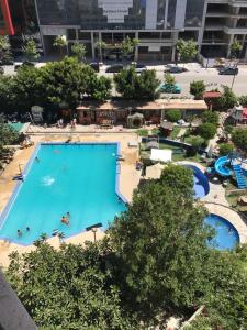 een uitzicht over het zwembad van een resort bij Studio Plage Malabata tanger in Tanger