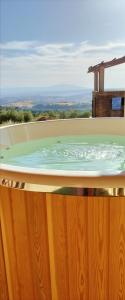 une piscine d'eau circulaire au-dessus d'une table en bois dans l'établissement Tramonti E Valli, à Calvi dellʼ Umbria