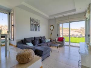 Ein Sitzbereich in der Unterkunft Salobre private pool overlooking to the golf course- Pet friendly