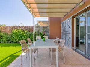 Ein Balkon oder eine Terrasse in der Unterkunft Salobre private pool overlooking to the golf course- Pet friendly