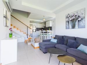 Ein Sitzbereich in der Unterkunft Salobre private pool overlooking to the golf course- Pet friendly