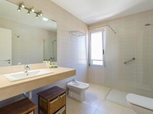 Ein Badezimmer in der Unterkunft Salobre private pool overlooking to the golf course- Pet friendly