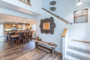 Ruang duduk di 1486 Oak- Grandview