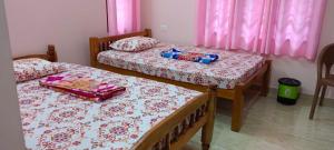 A bed or beds in a room at Keralan Homestay