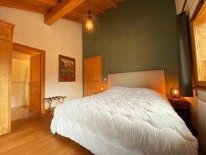 um quarto com uma grande cama branca num quarto em Chalet Samoëns, 5 pièces, 12 personnes - FR-1-624-93 em Samoëns