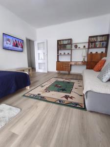 - un salon avec un lit et un tapis dans l'établissement Apartament Centrum u Marianny, à Częstochowa