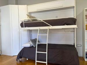 - 2 lits superposés dans un dortoir avec une échelle dans l'établissement InStudio Suances, à Suances