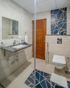Un baño con lavabo e inodoro en Hotel Akoya - HITECH City Hyderabad, en Hyderabad