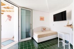 Uma TV ou centro de entretenimento em Don Leonardo - pool and wellness