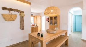 cocina con mesa de madera en una habitación en Villas Etnia, en Binisafúller