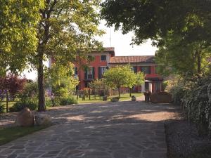 a building with a brick driveway in front of a building at B&B CORTE SAN MICHELE Desenzano in San Martino della Battaglia