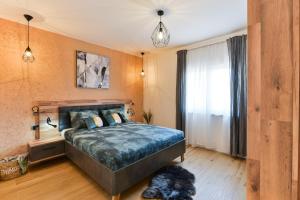 een slaapkamer met een groot bed en een raam bij Villa Porta Maris in Zadar