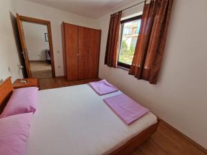 Postel nebo postele na pokoji v ubytování Apartments Lacic 3