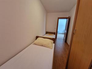 Postel nebo postele na pokoji v ubytování Apartments Lacic 3