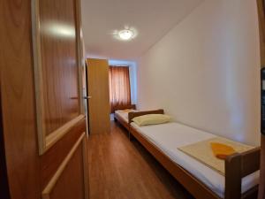 Postel nebo postele na pokoji v ubytování Apartments Lacic 3