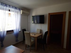 TV a/nebo společenská místnost v ubytování Apartments Lacic 3