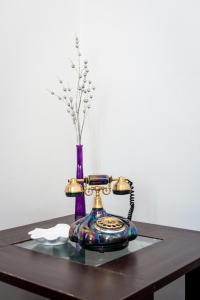 un teléfono y un jarrón sobre una mesa en Buenas Noches en Split